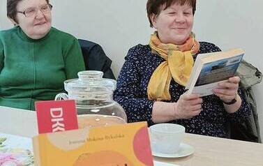Om&oacute;wienie powieści "Matka siedzi z tyłu" Joanny Mokosz-Rokalskiej na spotkaniu DKK dla dorosłych w Filii w Kwakowie