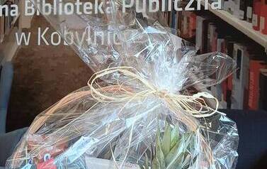 Kosz prezentowy od Dyrektor CKiP w Kobylnicy Dzień Bibliotekarza 2026