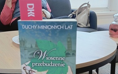 Tydzień Bibliotek 2026 Biblioteka Publiczna w Kobylnicy Dyskusyjny Klub Książki dla dorosłych om&oacute;wienie powieść J. Jax Wiosenne przebudzenie