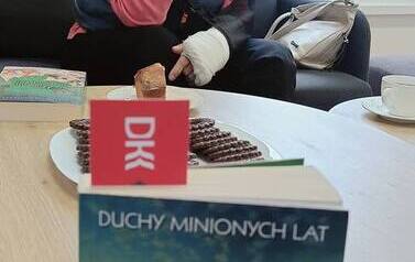 Tydzień Bibliotek 2026 Biblioteka Publiczna w Kobylnicy Dyskusyjny Klub Książki dla dorosłych om&oacute;wienie powieść J. Jax Wiosenne przebudzenie