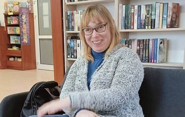 Tydzień Bibliotek 2026 Biblioteka Publiczna w Kobylnicy Dyskusyjny Klub Książki dla dorosłych om&oacute;wienie powieść J. Jax Wiosenne przebudzenie