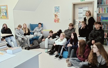 Tydzień Bibliotek Filia w Kwakowie Tajniki bibliografii zajęcia biblioteczne dla kl. VII SP im. Polskich Olimpijczyk&oacute;w w Kwakowie
