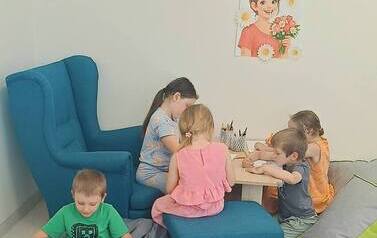 Dzieciaki świata Martyny Wojciechowskiej inspiracją do świętowania Dnia Dziecka w Filii w Kwakowie przez grupę Krasnali z Oddziału Przedszkolnego w Kwakowie