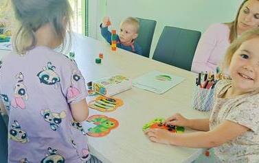 Oddział Przedszkolny w Filii w Kwakowie zajęcia literacko-plastyczne z okazji Dnia Mamy (3)