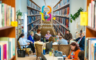 Projekt Bibliorasmus GBP w Zarszynie w BP w Kobylnicy debata o roli biblioteki w budowaniu więzi społecznych