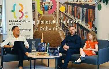 Książka-cegiełka jako forma promocji literatury i niesienia dobra, czyli spotkanie autorskie z Mariuszem Machelskim w BP w Kobylnicy
