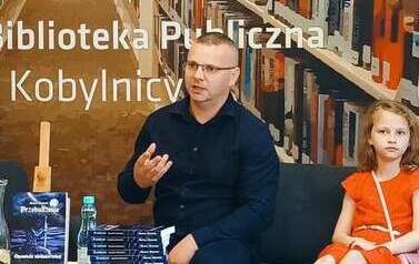 Książka-cegiełka jako forma promocji literatury i niesienia dobra, czyli spotkanie autorskie z Mariuszem Machelskim w BP w Kobylnicy