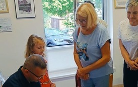 Książka-cegiełka jako forma promocji literatury i niesienia dobra, czyli spotkanie autorskie z Mariuszem Machelskim w BP w Kobylnicy