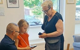 Książka-cegiełka jako forma promocji literatury i niesienia dobra, czyli spotkanie autorskie z Mariuszem Machelskim w BP w Kobylnicy