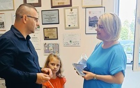 Książka-cegiełka jako forma promocji literatury i niesienia dobra, czyli spotkanie autorskie z Mariuszem Machelskim w BP w Kobylnicy
