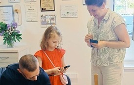 Książka-cegiełka jako forma promocji literatury i niesienia dobra, czyli spotkanie autorskie z Mariuszem Machelskim w BP w Kobylnicy