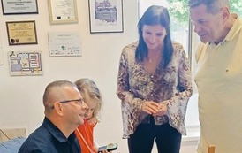 Książka-cegiełka jako forma promocji literatury i niesienia dobra, czyli spotkanie autorskie z Mariuszem Machelskim w BP w Kobylnicy