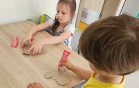 Lektura książki Słoniątko Trąbiątko w przedszkolu i praca plastyczna na zajęciach literacko-plastycznych w Filii w Kwakowie