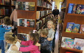 Odwiedziny przedszkolak&oacute;w z Kończewa w GBP w Kobylnicy  6