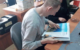 Odwiedziny biblioteki przez uczestnik&oacute;w WTZ dnia 18.03.2022 1