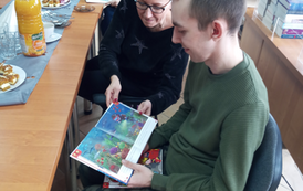 Odwiedziny biblioteki przez uczestnik&oacute;w WTZ dnia 18.03.2022 2