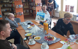 Odwiedziny biblioteki przez uczestnik&oacute;w WTZ dnia 18.03.2022 3