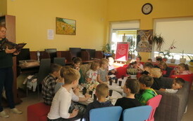 Spotkanie Dyskusyjnego Klubu dla Dzieci w GBP w Kobylnicy po wakacyjnej przerwie  2