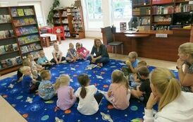 Sześciolatki z wizytą w bibliotece w Kobylnicy  3