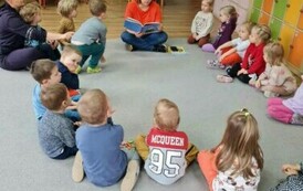 Biblioteka z wizytą w Słonecznikowym Przedszkolu w Kobylnicy  1