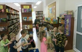 Wizyta pięciolatk&oacute;w z Pluszowego Zakątka w GBP w Kobylnicy  4