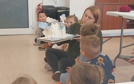 Wizyta sześciolatk&oacute;w z przedszkola Franio w bibliotece w Kobylnicy  5