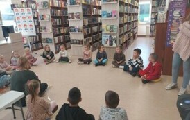 Wizyta sześciolatk&oacute;w z przedszkola Franio w bibliotece w Kobylnicy  6