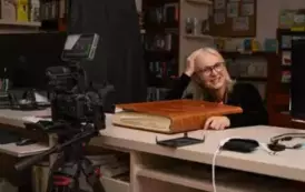 Biblioteka w Kobylnicy na chwilę planem filmowym 2