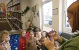 Zajęcia literackie dla grupy starszak&oacute;w ze Słonecznikowego Przedszkola w BP w Kobylnicy