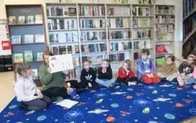 Zajęcia literackie dla grupy starszak&oacute;w ze Słonecznikowego Przedszkola w BP w Kobylnicy