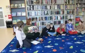 Zajęcia literackie dla grupy starszak&oacute;w ze Słonecznikowego Przedszkola w BP w Kobylnicy