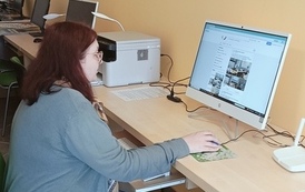 Praca biblioteczna przy stanowisku komputerowym