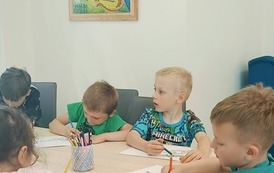 Dzieciaki świata Martyny Wojciechowskiej inspiracją do świętowania Dnia Dziecka w Filii w Kwakowie przez grupę Krasnali z Oddziału Przedszkolnego w Kwakowie