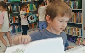Dzieciaki świata Martyny Wojciechowskiej inspiracją do świętowania Dnia Dziecka w Filii w Kwakowie przez grupę Krasnali z Oddziału Przedszkolnego w Kwakowie