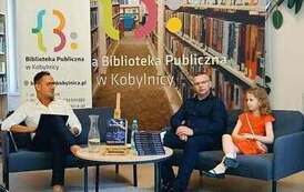 Książka-cegiełka jako forma promocji literatury i niesienia dobra, czyli spotkanie autorskie z Mariuszem Machelskim w BP w Kobylnicy