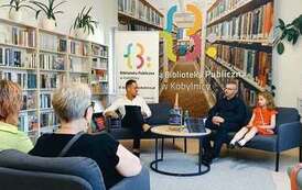 Książka-cegiełka jako forma promocji literatury i niesienia dobra, czyli spotkanie autorskie z Mariuszem Machelskim w BP w Kobylnicy