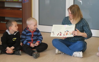 Zajęcia biblioteczne dla 4-latk&oacute;w w Kobylnicy - 17.05.2022 6