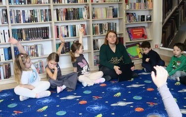 Biblioterapia dla smyka w BP w Kobylnicy Międzynarodowy Dzień Las&oacute;w