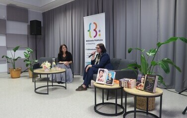 Ilona Felicjańska w Bibliotece Publicznej w Kobylnicy w rozmowie z Marzeną Śmigielską