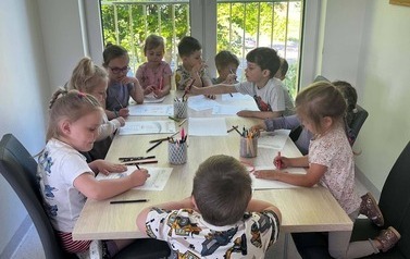 Oddział Przedszkolny w Filii w Kwakowie zajęcia literacko-plastyczne z okazji Dnia Mamy (1)