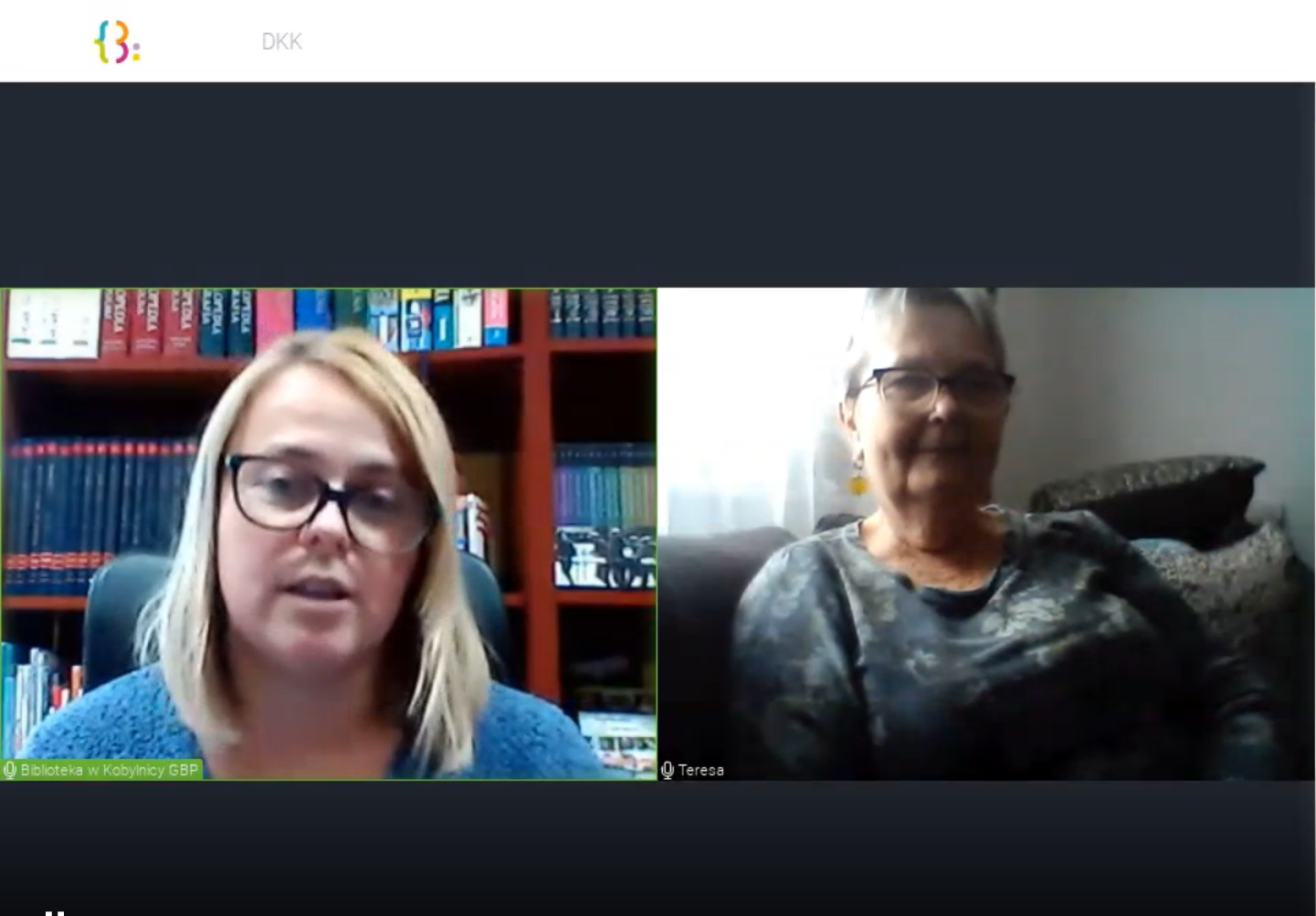 Ekran podzielony jest na&nbsp;dwie części, po lewej widoczna jest 40-letnia kobieta o&nbsp;jasnych włosach, na&nbsp;nosie ma okulary, po prawej 70-letnia kobieta, także ma okulary. Jest to screen ze spotkania na&nbsp;platformie Clickmeeting