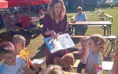 Zdjęcie do Warsztaty dla dzieci z ilustratorką M.Rejkowską podczas Festynu Sołeckiego w Zębowie