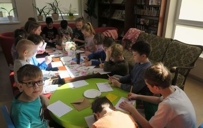 Zdjęcie do DKK dla dzieci w Kobylnicy - piszemy kartki dla mamy