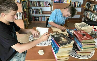 Zdjęcie do Młodzież z Sycewic pomaga przy ubytkowaniu 