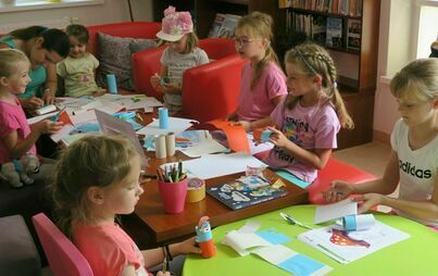 Zdjęcie do Smerfy tematem wakacyjnych zajęć w Kobylnicy