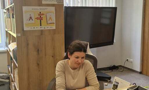 Bibliotekarka z BP w Kobylnicy z wizytą w GBP w Kościelisku w ramach realizacji projektu Bibliorasmus